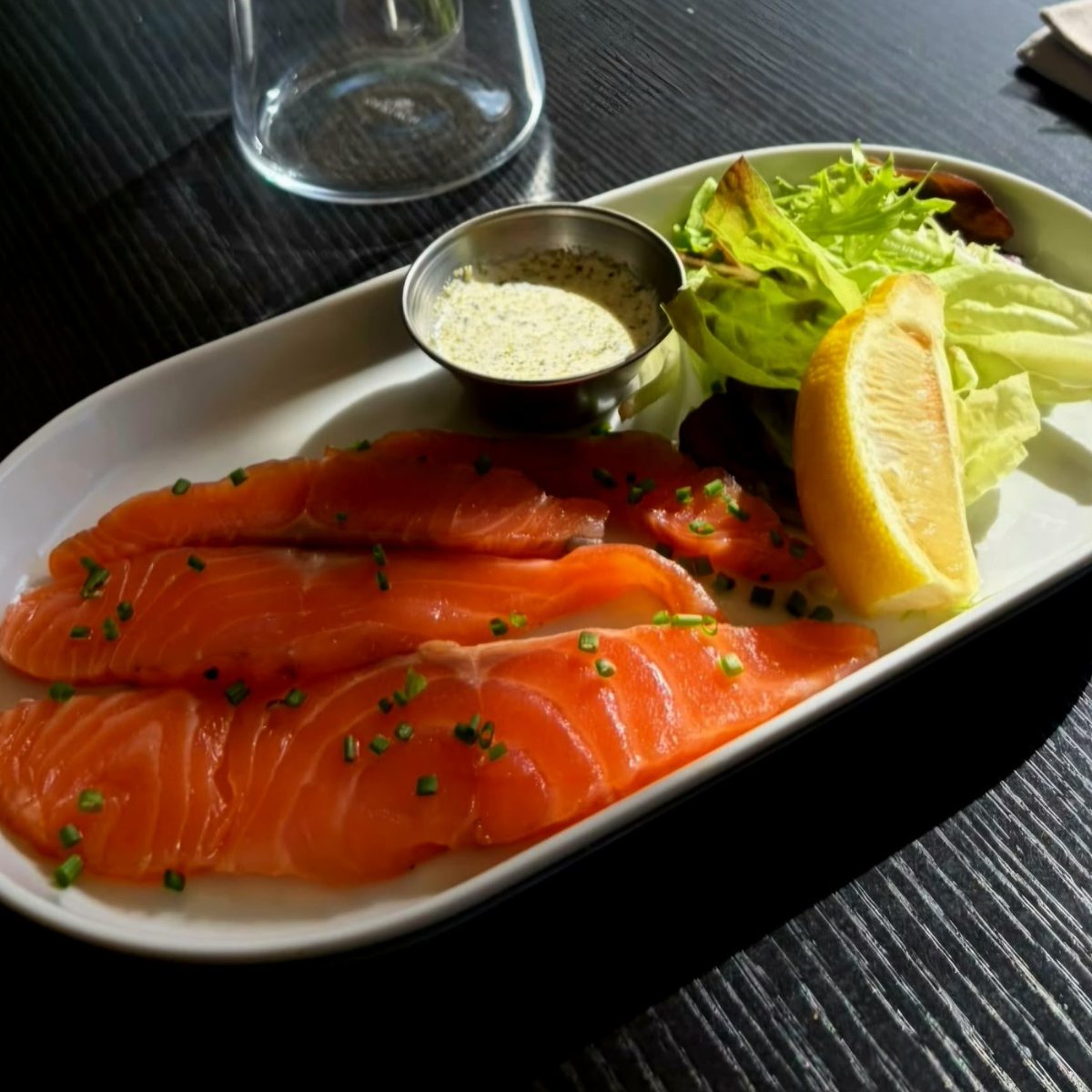 Gravlax de Saumon sauce aux Herbes