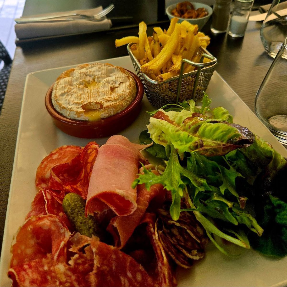 Planche de Camembert Rôti avec Charcuterie